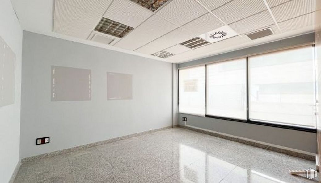 Oficina en venta en Edificio Apolo, Calle Pollensa, 2, Las Rozas de Madrid, Madrid, 28230 con propiedad, edificio, ventana, accesorio, hall, suelo, sombra, suelos, pared y inmobiliario alrededor