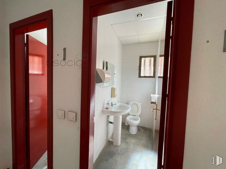 Retail for rent at Avenida Ejército, Guadalajara, 19004 with sink, mirror, building, plumbing fixture, fixture, tap, interior design, door, wood and bathroom around