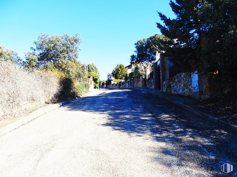 Land for sale at Urbanización Las Fuentes, Fuentenovilla, Guadalajara, 19113 with sky, plant, road surface, asphalt, shade, natural landscape, tree, landscape, road and tar around