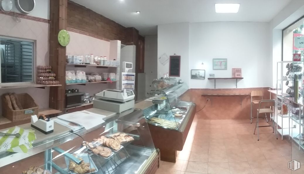 Retail for sale at Calle Martín de los Heros, Moncloa - Aravaca, Madrid, 28008 with chair, property, interior design, floor, shelving, shelf, real estate, retail, flooring and wood around