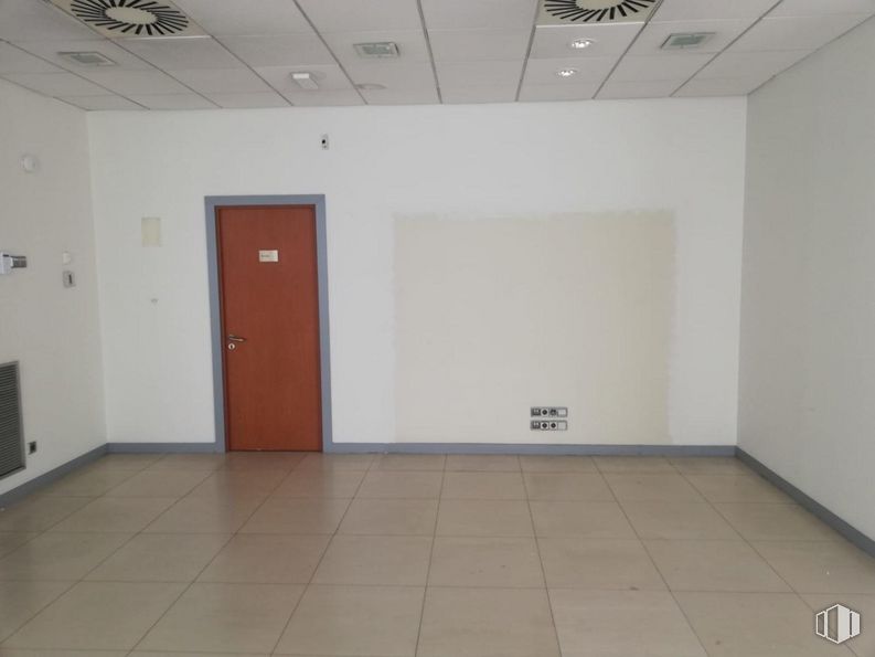 Retail for sale & for rent at Calle Gijón, Fuenlabrada, Madrid, 28942 with door, interior design, hall, wood, fixture, flooring, building, ceiling, art and event around