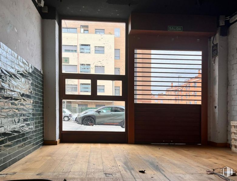 Local en alquiler y venta en Avenida Atenas, Arganda del Rey, Madrid, 28500 con persiana de la ventana, coche, edificio, ventana, accesorio, rueda, sombra, madera, neumático y vehículo alrededor