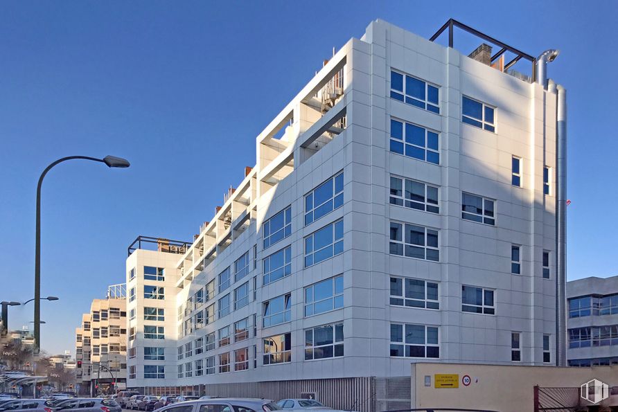 Oficina en alquiler en Calle Julián Camarillo, 10, San Blas - Canillejas, Madrid, 28037 con edificio, ventana, luz de la calle, cielo, torre, diseño urbano, casa, bloque de pisos, condominio y vecindario alrededor