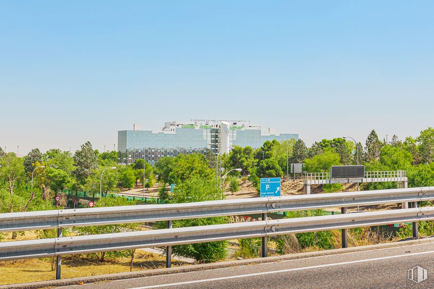 Oficina en alquiler en Edificio Servicios Generales, Aeropuerto AS Madrid Barajas, Barajas, Madrid, 28042 con cielo, planta, edificio, superficie de la carretera, asfalto, árbol, diseño urbano, paisaje, hierba y área metropolitana alrededor