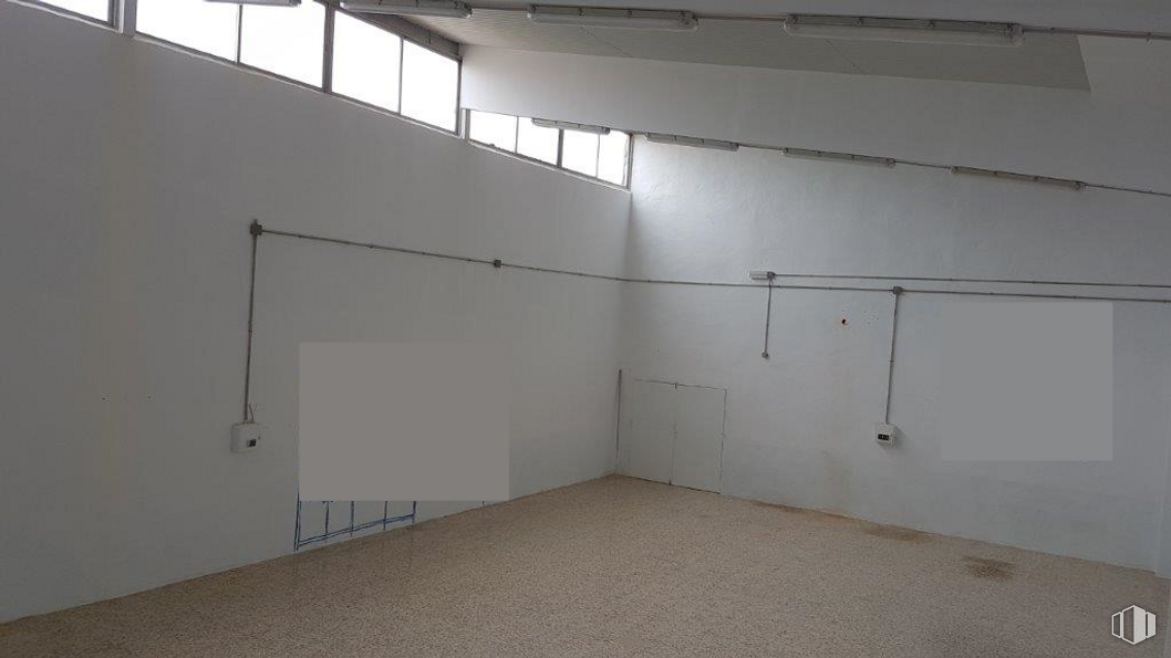 Industrial for rent at Carretera Loeches, Torrejón de Ardoz, Madrid, 28850 with window, furniture, building, fixture, flooring, floor, wood, hall, ceiling and rectangle around