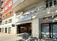 Retail for rent at Calle Doctor Esquerdo, 8, Salamanca, Madrid, 28028 with window, building, commercial building, facade, city, urban design, retail, mixed-use, condominium and fixture around