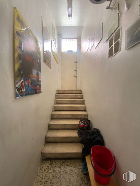 Industrial for sale at Calle Alejandro Morán, 20, Carabanchel, Madrid, 28025 with waste container, door, picture frame, lighting, interior design, stairs, line, wall, flooring and art around