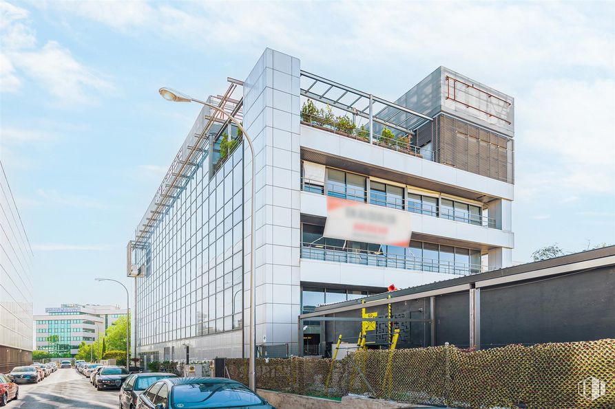 Oficina en alquiler en Edificio Centro Aeropuerto, Calle Barbadillo, 4, Barajas, Madrid, 28042 con edificio, coche, nube, cielo, rueda, neumático, vehículo, bloque de pisos, diseño urbano y condominio alrededor