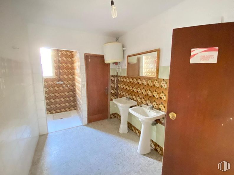 Nave en venta en Avenida Castilla la Mancha, Alameda de la Sagra, Toledo, 45240 con fregadero, edificio, madera, interiorismo, accesorio, accesorios de fontanería, suelos, inmobiliario, casa y madera dura alrededor