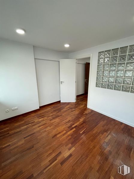 Retail for rent at Barrio del Pilar, Fuencarral - El Pardo, Madrid, 28029 with door, brown, fixture, wood, flooring, wood stain, shade, building material, hardwood and building around