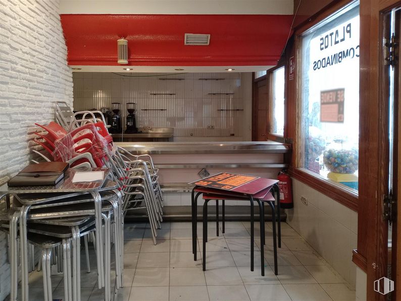 Local en alquiler y venta en Centro Comercial Fuenlabrada 2, Calle Portugal, 33, Fuenlabrada, Madrid, 28942 con mesa, propiedad, mueble, madera, interiorismo, accesorio, suelo, silla, suelos y techo alrededor