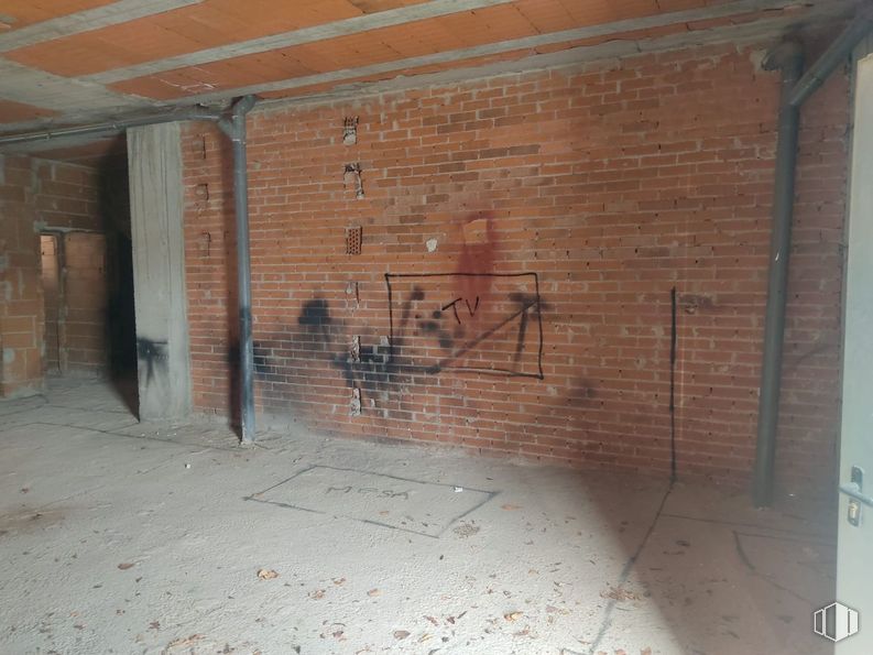 Retail for sale at Calle Cuba, 48, San Martín de la Vega, Madrid, 28330 with wall, brickwork, brick, floor, ceiling, building material, wood stain, plaster, mortar and electrical wiring around