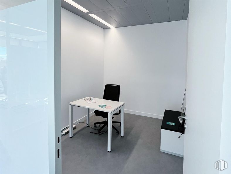 Office for rent at Edificio Helios, Spaces Campo Naciones, Hortaleza, Madrid, 28033 with desk, table, chair, building, automotive design, interior design, floor, flooring, wall and material property around