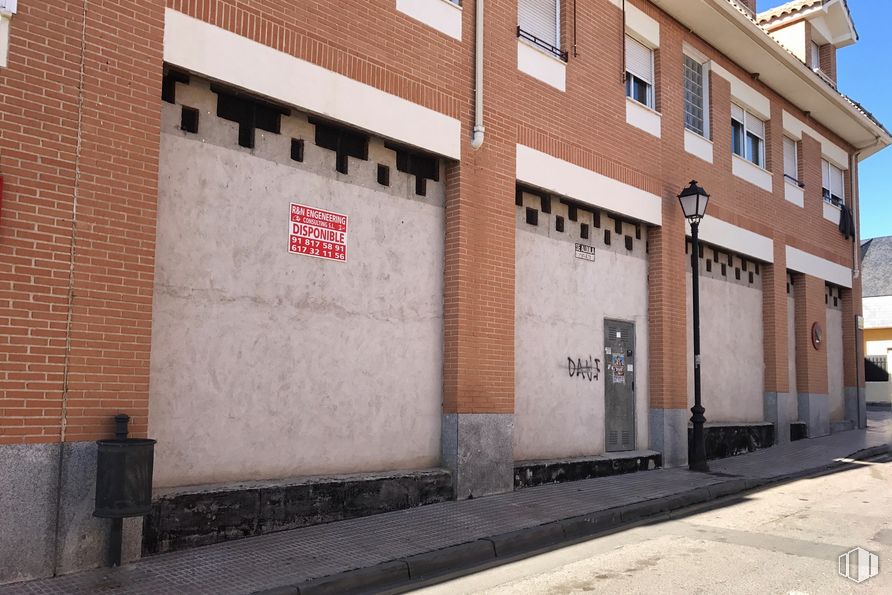 Retail for sale at Calle Cataluña, 12, Serranillos del Valle, Madrid, 28979 with building, window, brick, wood, neighbourhood, door, facade, sidewalk, road and house around