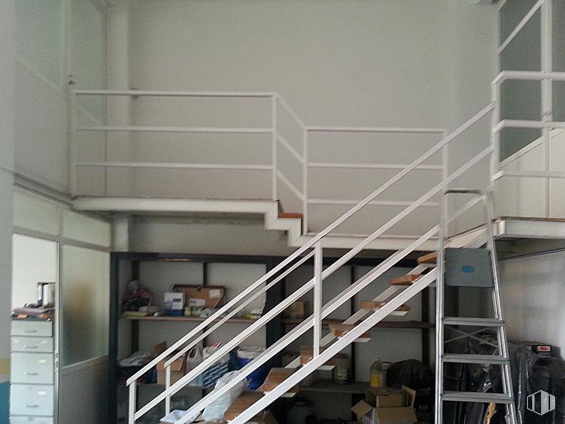 Retail for sale at Calle Vasco de Quiroga, Ávila, 05005 with ladder, stairs, interior design, shelving, wood, flooring, shelf, building, glass and handrail around