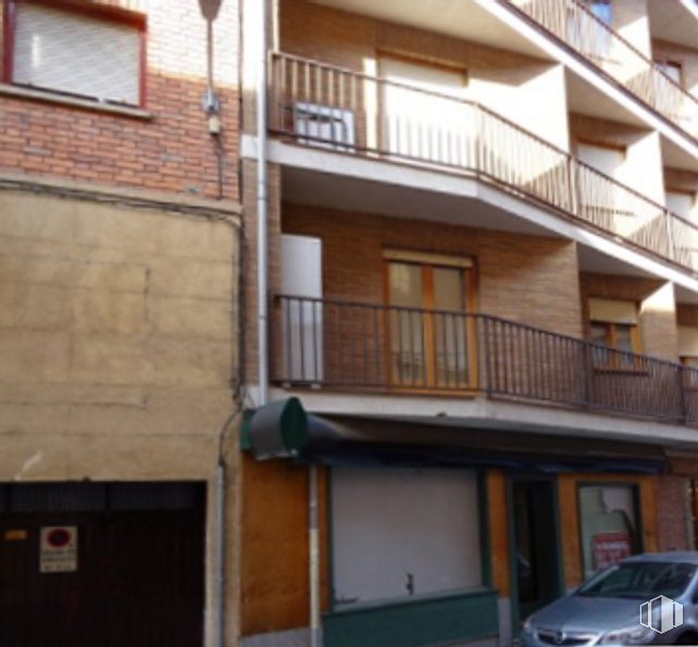 Office for sale & for rent at Calle Perucho, 4, Segovia, 40002 with window, building, property, fixture, wood, building material, brickwork, brick, wall, residential area and facade around