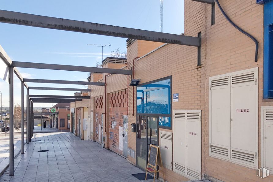 Local en alquiler en Calle Isabel de Farnesio, 709, Boadilla del Monte, Madrid, 28660 con ventana, cielo, superficie de carretera, sombra, ladrillo, área residencial, barrio, electricidad, albañilería y ciudad alrededor