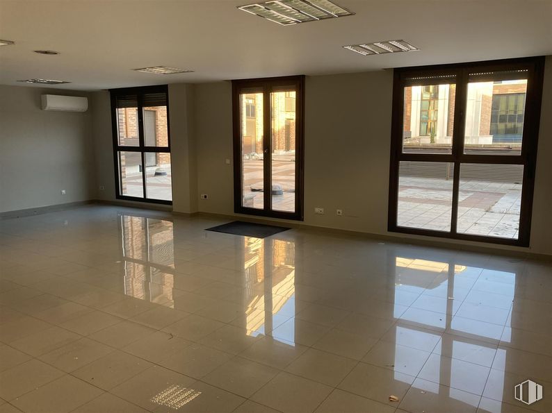 Oficina en alquiler en Avenida Reyes Catolicos, 2, Majadahonda, Madrid, 28220 con ventana, lámpara, alumbrado, madera, suelos, suelo, puerta, suelo de baldosas, techo y tinte para madera alrededor