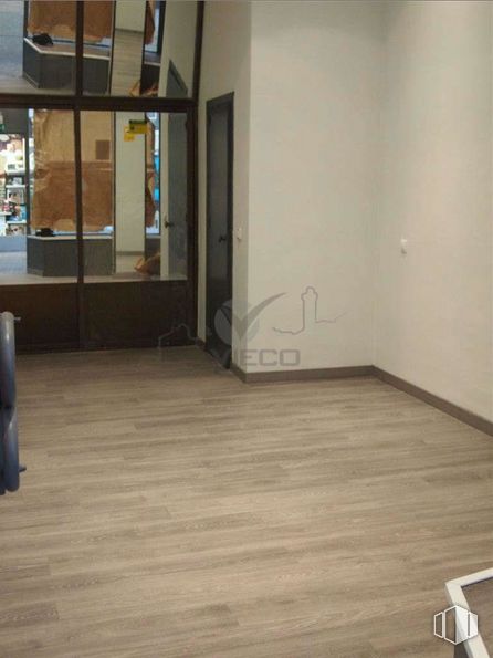 Retail for sale & for rent at Zona Centro, Cuenca, 16002 with wood, building, interior design, flooring, hall, floor, fixture, wood stain, laminate flooring and hardwood around