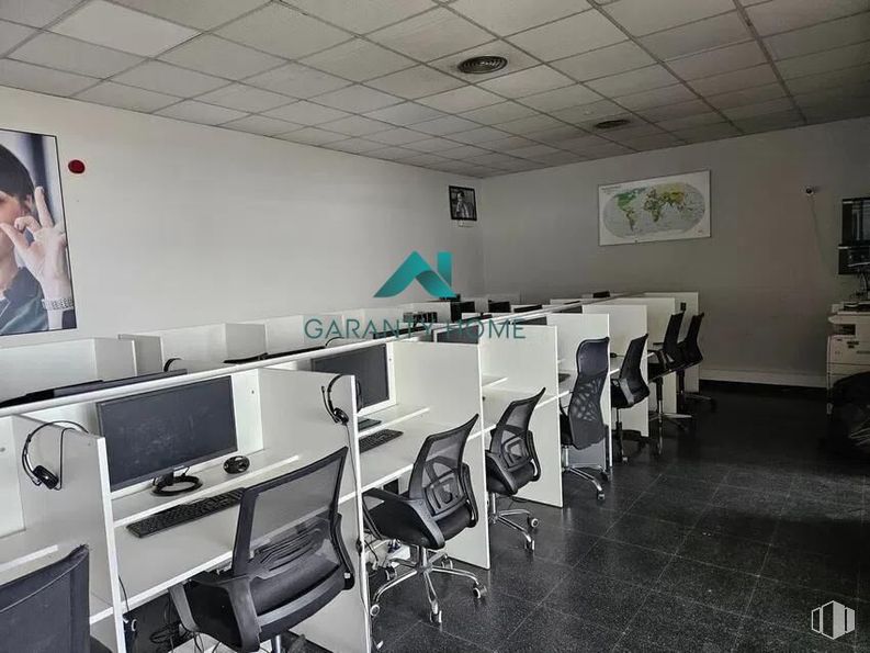 Oficina en alquiler en Zona Villaverde Alto, Villaverde, Madrid, 28021 con silla, pantalla de ordenador, persona, silla de oficina, mesa, escritorio, edificio, diseño automovilístico, suelos y techo alrededor