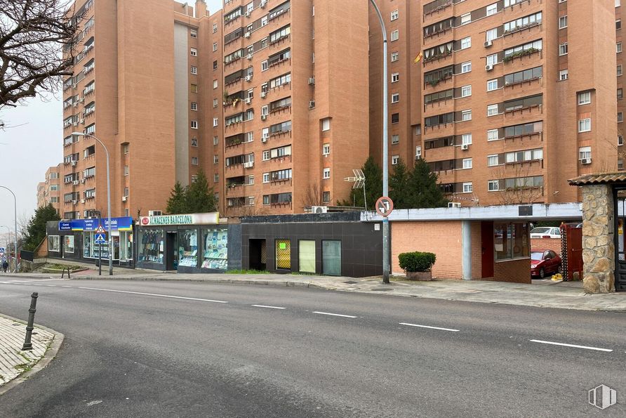 Local en alquiler en Calle Honduras, 18, Coslada, Madrid, 28820 con edificio, propiedad, ventana, planta, árbol, bloque de torre, superficie de carretera, luz de la calle, diseño urbano y arquitectura alrededor