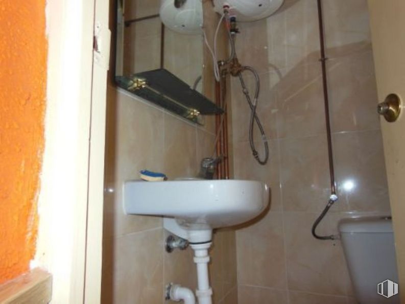 Retail for rent at Zona Antequeruela y Covachuelas, Toledo, 45003 with sink, toilet, tap, property, plumbing fixture, bathroom sink, wood, bathroom, interior design and house around