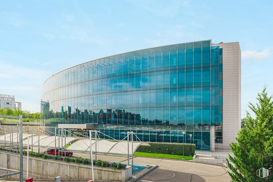 Oficina en alquiler en Aquamarina, Calle Arroyo Valdebebas, 4 , Hortaleza, Madrid, 28050 con edificio, cielo, nube, diseño urbano, árbol, bloque de torres, barrio, ciudad, edificio comercial y condominio alrededor