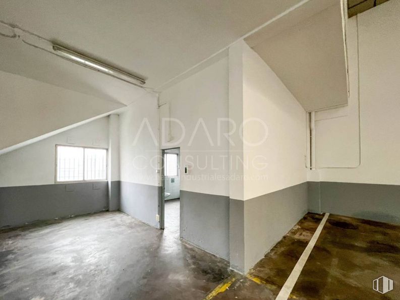 Industrial for rent at Calle San Dalmacio, Villaverde, Madrid, 28021 with window, light fixture, flooring, floor, ceiling, daylighting, hall and plaster around