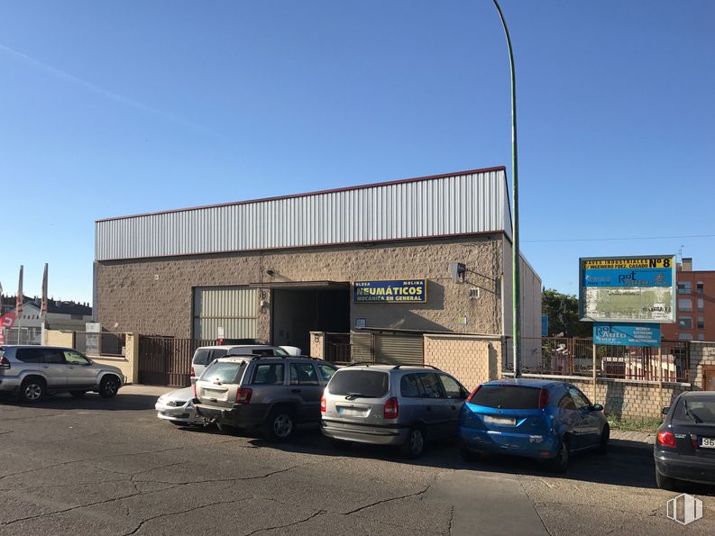 Retail for rent at Calle Ingeniero Fernández Casado, 8, Coslada, Madrid, 28820 with car, building, automotive lighting, automotive parking light, automotive tire, automotive exterior, automotive wheel system, parking, automotive tail & brake light and family car around