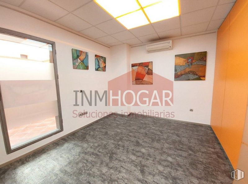 Office for sale & for rent at Plaza del Salvador, Arévalo, Ávila, 05200 with window, wood, interior design, floor, fixture, flooring, art, ceiling, hall and font around