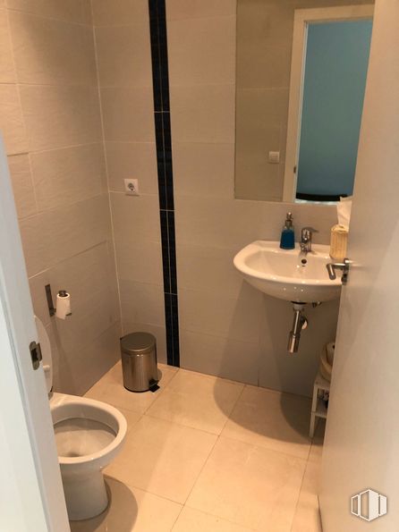 Local en venta en Calle General Cabrera, 11, Tetuán, Madrid, 28020 con inodoro, fregadero, espejo, propiedad, accesorio de fontanería, lavabo de baño, baño, morado, negro y alumbrado alrededor