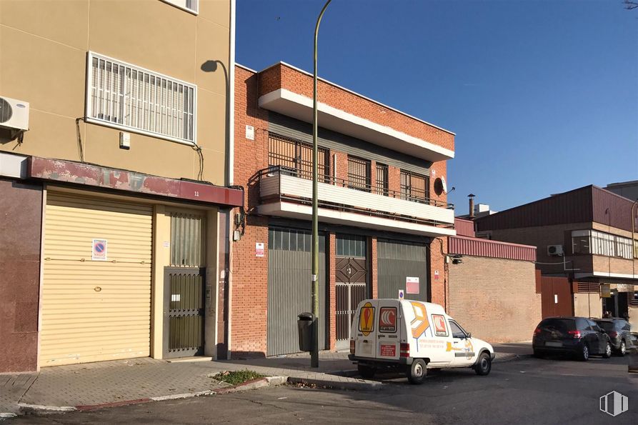 Nave en venta en Calle Alfonso Gómez, 13, San Blas - Canillejas, Madrid, 28037 con coche, ventana, edificio, camioneta, neumático, rueda, cielo, luz de estacionamiento, vehículo y asfalto alrededor