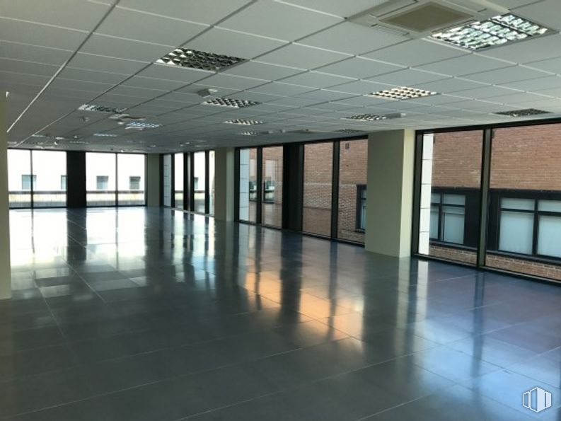 Office for rent at Calle Salvatierra, Fuencarral - El Pardo, Madrid, 28034 with window, light fixture, fixture, interior design, flooring, floor, hall, real estate, glass, ceiling, tints and shades and building material around