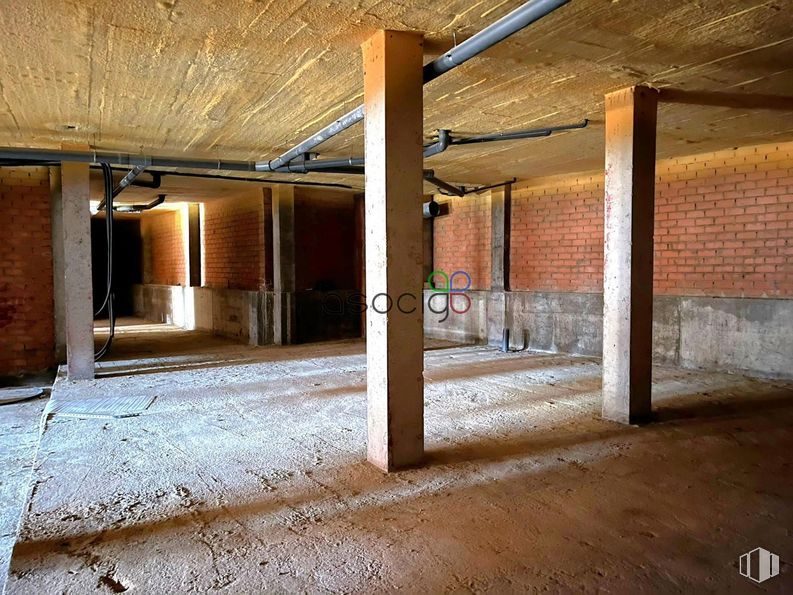 Retail for rent at Plaza Consejo, Guadalajara, 19001 with wood, flooring, floor, building, beam, hall, tints and shades, composite material, house and ceiling around