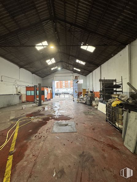 Industrial for rent at Carretera Vicálvaro Estación O´Donnell, 4, Vicálvaro, Madrid, 28032 with light fixture, lighting, floor, flooring, ceiling, composite material, hall, metal, concrete and building material around