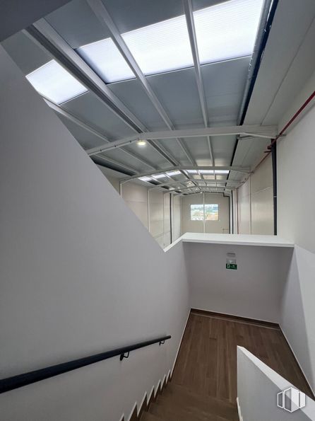 Nave en alquiler y venta en Calle Loeches, Alcorcón, Madrid, 28925 con ventana, edificio, accesorio, interiorismo, línea, suelos, material compuesto, techo, vidrio y simetría alrededor