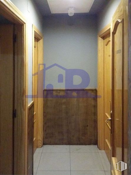 Retail for sale at Zona Reyes Católicos, Cuenca, 16003 with fixture, wood, interior design, floor, flooring, real estate, hardwood, building, door and ceiling around