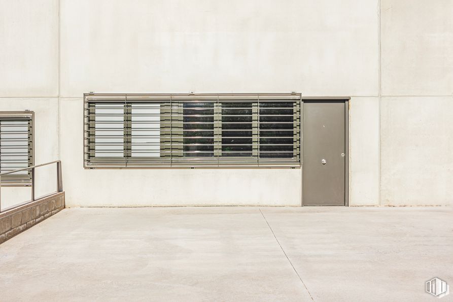 Industrial for rent at Calle Diego Martín, 5, Villalbilla, Madrid, 28810 with door, wall, composite material, concrete, metal, daylighting, steel, window covering, shadow and aluminium around