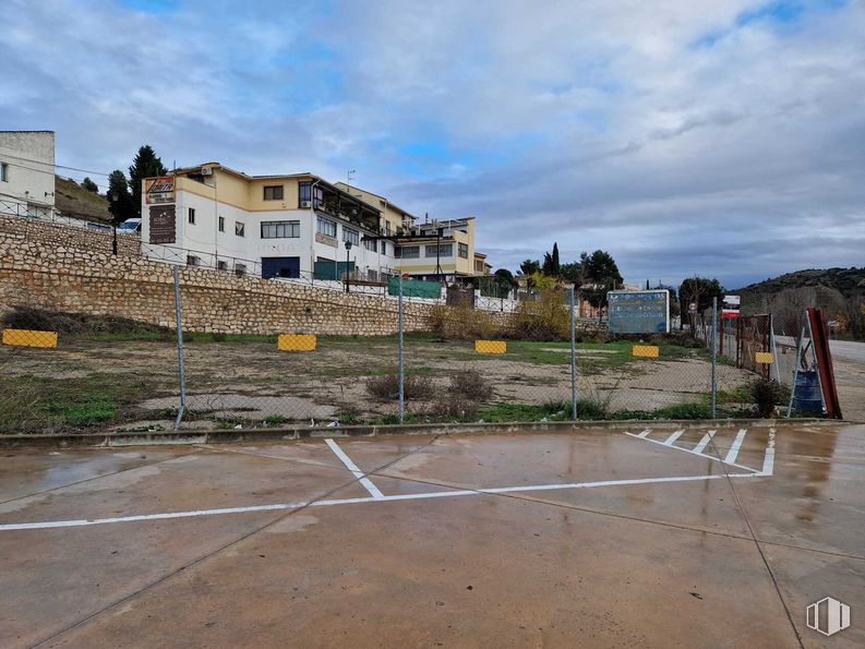 Suelo en alquiler en Carretera Nacional III, Perales de Tajuña, Madrid, 28540 con edificio, nube, cielo, ventana, planta, terreno, asfalto, superficie de la carretera, casa y zona residencial alrededor