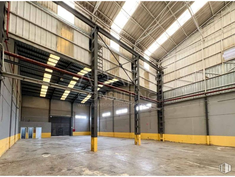 Industrial for sale & for rent at Zona industrial, Valdemoro, Madrid, 28343 with wood, beam, fixture, line, floor, composite material, flooring, hall, rectangle and metal around