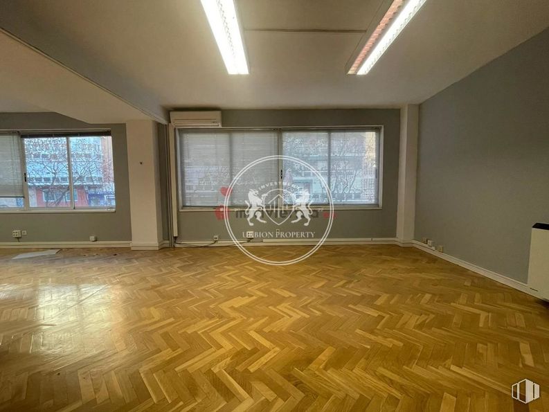 Oficina en alquiler en Calle Añastro, Ciudad Lineal, Madrid, 28033 con ventana, lámpara, alumbrado, suelos, suelo, techo, apartamento, hall, suelos de madera y limpieza alrededor