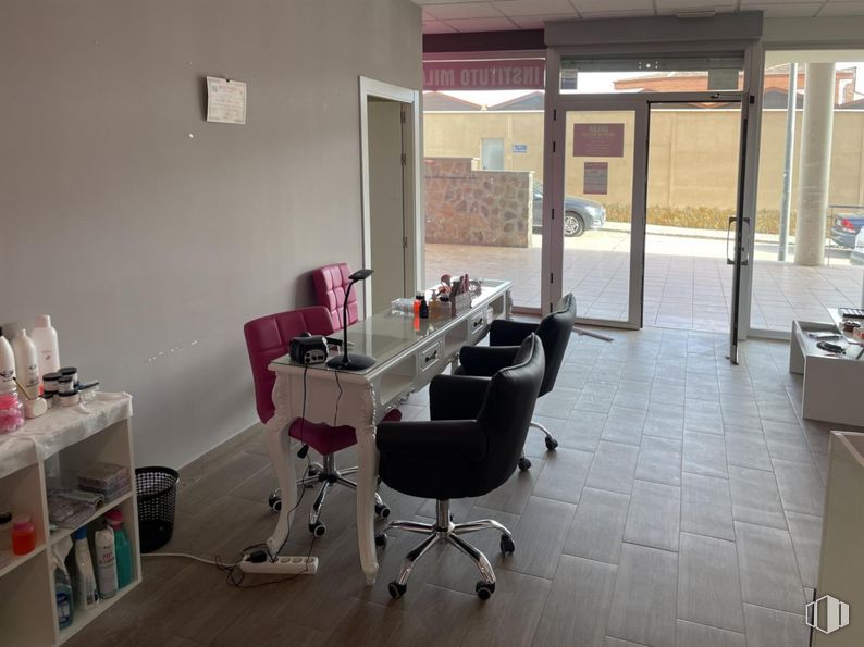 Retail for rent at Avenida Madridejos, 47, Villacañas, Toledo, 45860 with chair, table, furniture, office chair, interior design, flooring, floor, real estate, fixture and building around