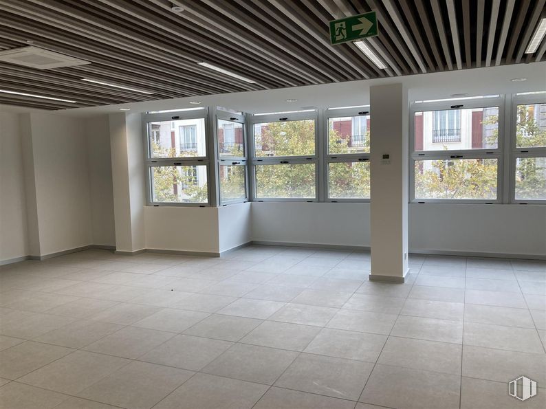 Office for rent at Edificio Cuauhtemoc, Calle Velázquez, 105, Salamanca, Madrid, 28006 with window, flooring, floor, interior design, ceiling, lighting, glass, composite material, tile flooring and hall around