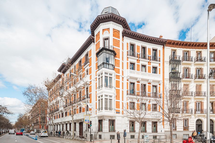 Oficina en alquiler en Calle Sagasta, 31, Chamberí, Madrid, 28004 con edificio, nube, cielo, día, propiedad, ventana, infraestructura, diseño urbano, barrio y área residencial alrededor