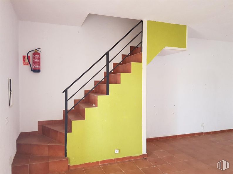 Local en venta en Calle Mirador, Trijueque, Guadalajara, 19192 con edificio, escaleras, madera, pintura, naranja, casa, accesorio, suelos, pared y suelo alrededor