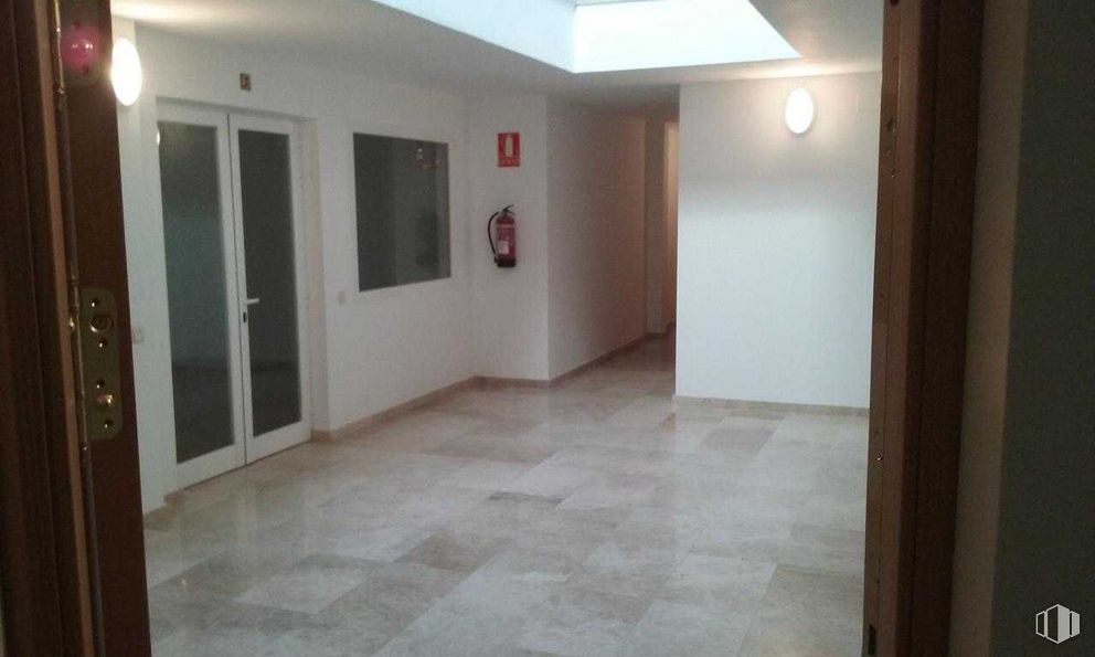 Office for sale at Calle Santiago Fuente, Bargas, Toledo, 45593 with mirror, door, fixture, wood, building, hall, flooring, floor, wall and hardwood around