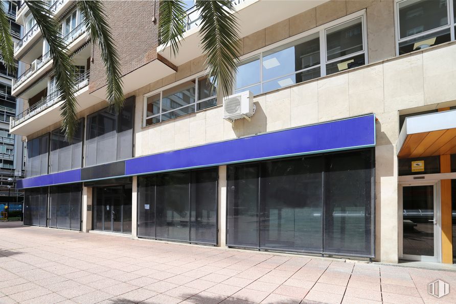 Retail for sale at Paseo Castellana, Tetuán, Madrid, 28046 with window, building, door, daytime, shade, tree, urban design, wall, condominium and facade around