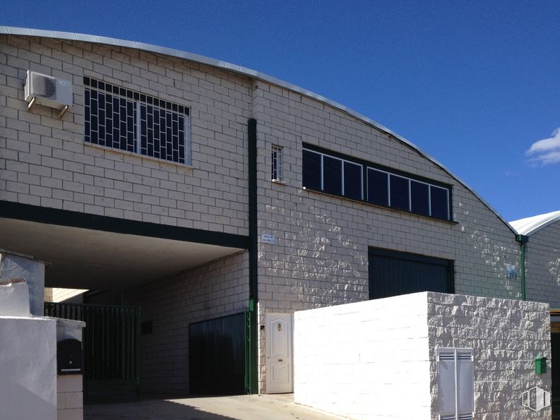 Nave en alquiler en Calle Talleres, 13, Alpedrete, Madrid, 28430 con ventana, cielo, propiedad, nube, sombra, ladrillo, asfalto, pared, albañilería y edificio comercial alrededor