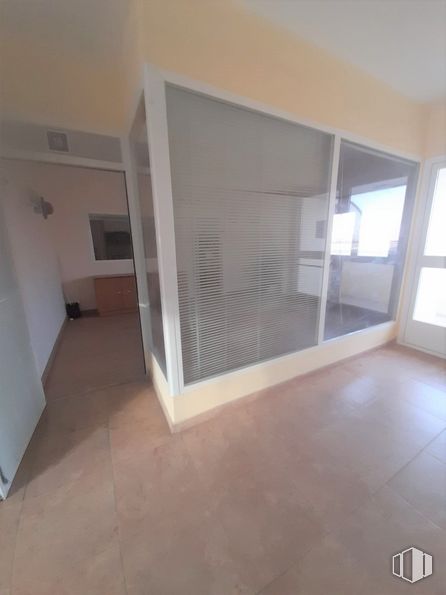 Local en alquiler en Zona La Poveda, Arganda del Rey, Madrid, 28500 con armario, edificio, ventana, madera, casa, piso, pavimento, tinte para madera, accesorio y madera alrededor