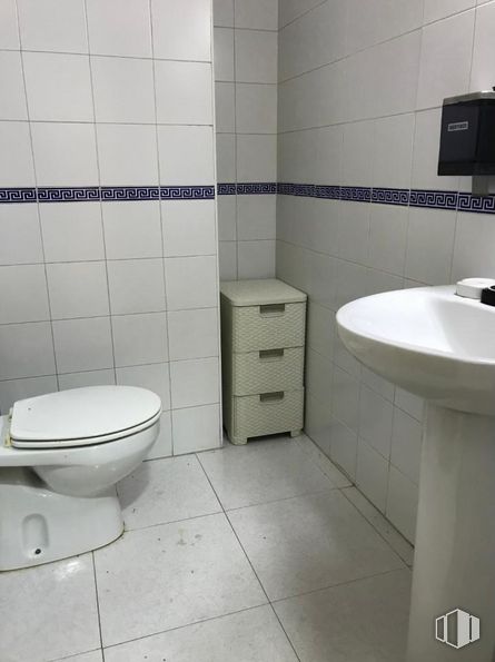 Office for sale at Calle Italia, 113, Toledo, 45005 with toilet, sink, chest of drawers, plumbing fixture, white, bathroom, rectangle, purple, fluid, line, fixture, flooring and plumbing around